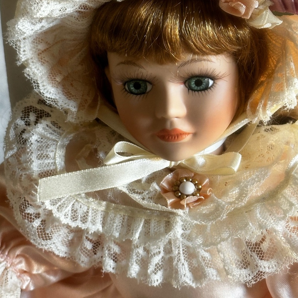 SEYMOURMANN CONNOISSEUR COLLECTION DOLL WITH STAND - Picture 8 of 15